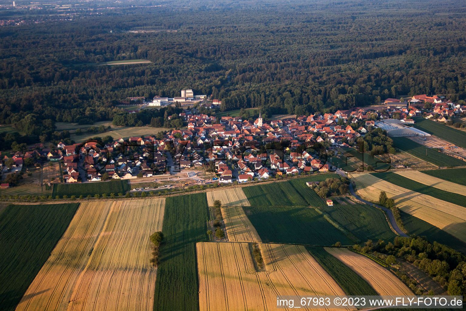 Schrägluftbild von Niederrœdern im Bundesland Bas-Rhin, Frankreich