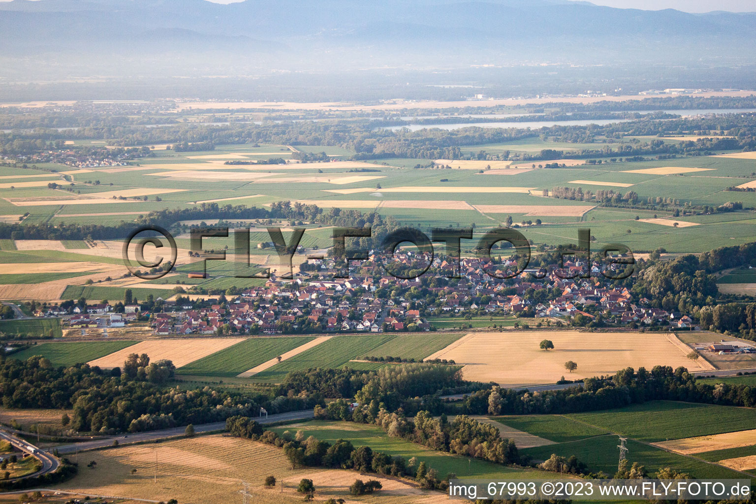 Roppenheim im Bundesland Bas-Rhin, Frankreich von oben gesehen