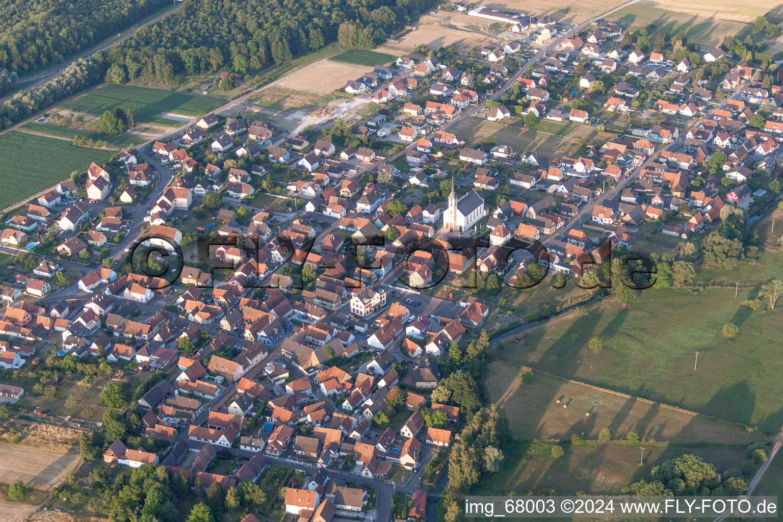 Luftbild von Autobahn- Streckenverlauf der BAB französischen A35 bei in Leutenheim in Grand Est im Bundesland Bas-Rhin, Frankreich