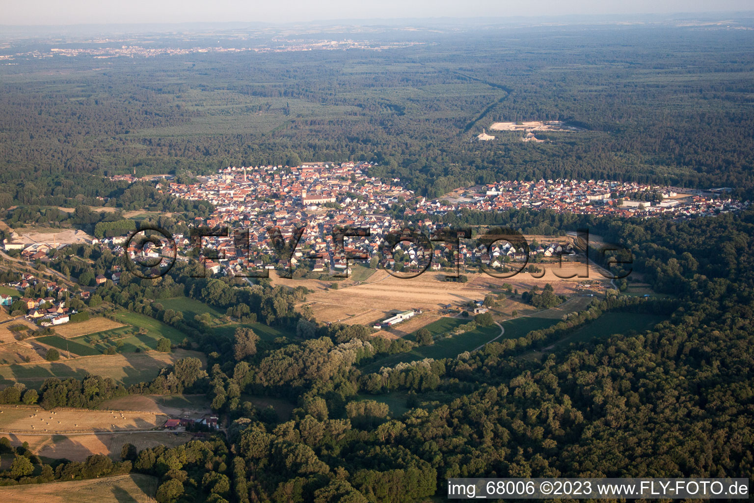 Drohnenaufname von Soufflenheim im Bundesland Bas-Rhin, Frankreich