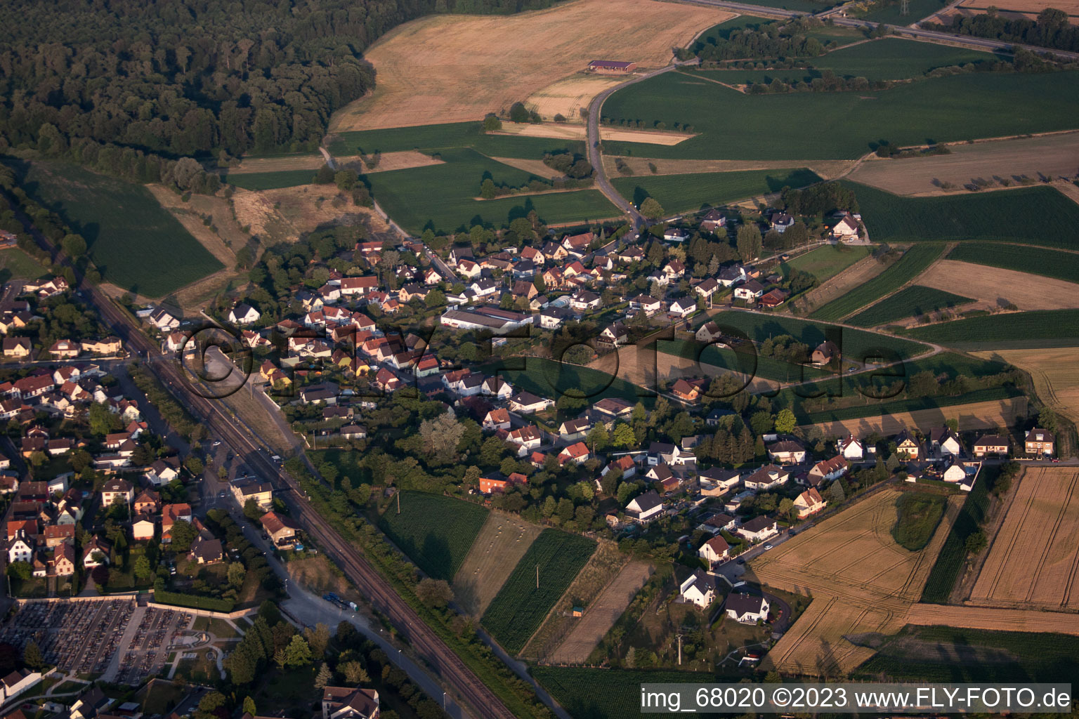 Drusenheim im Bundesland Bas-Rhin, Frankreich von der Drohne aus gesehen