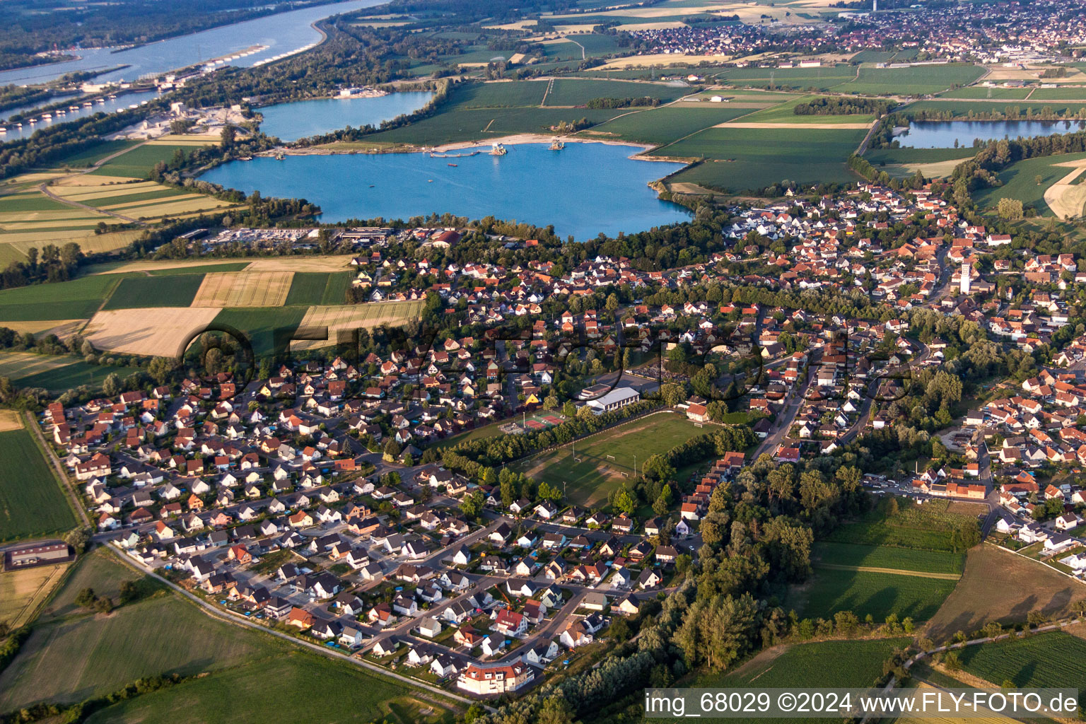 Dorfkern an den See- Uferbereichen des Kiesweiers in Offendorf in Grand Est im Bundesland Bas-Rhin, Frankreich