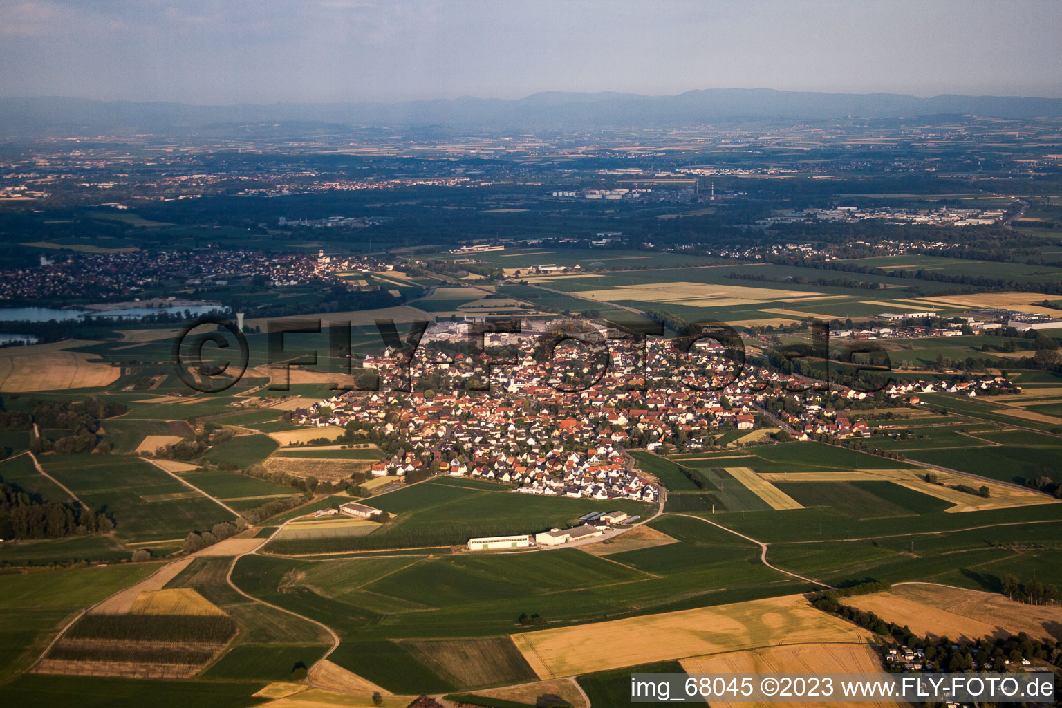 Drohnenbild von Kilstett im Bundesland Bas-Rhin, Frankreich