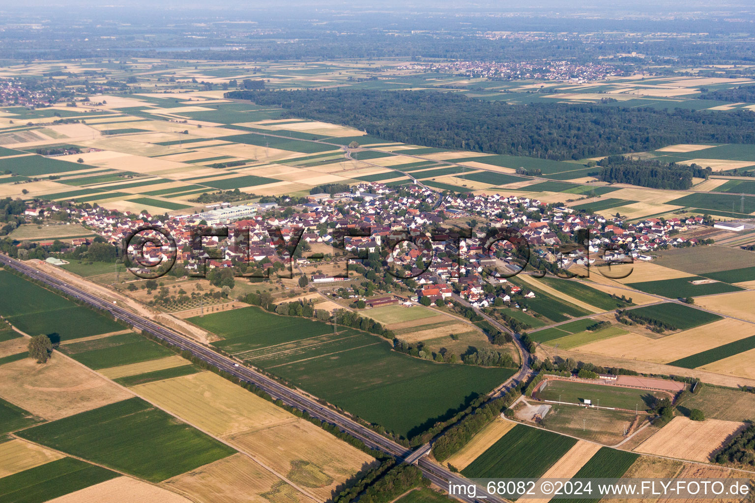 Dorf - Ansicht am Rande von landwirtschaftlichen Feldern und Nutzflächen in Kürzell im Bundesland Baden-Württemberg, Deutschland