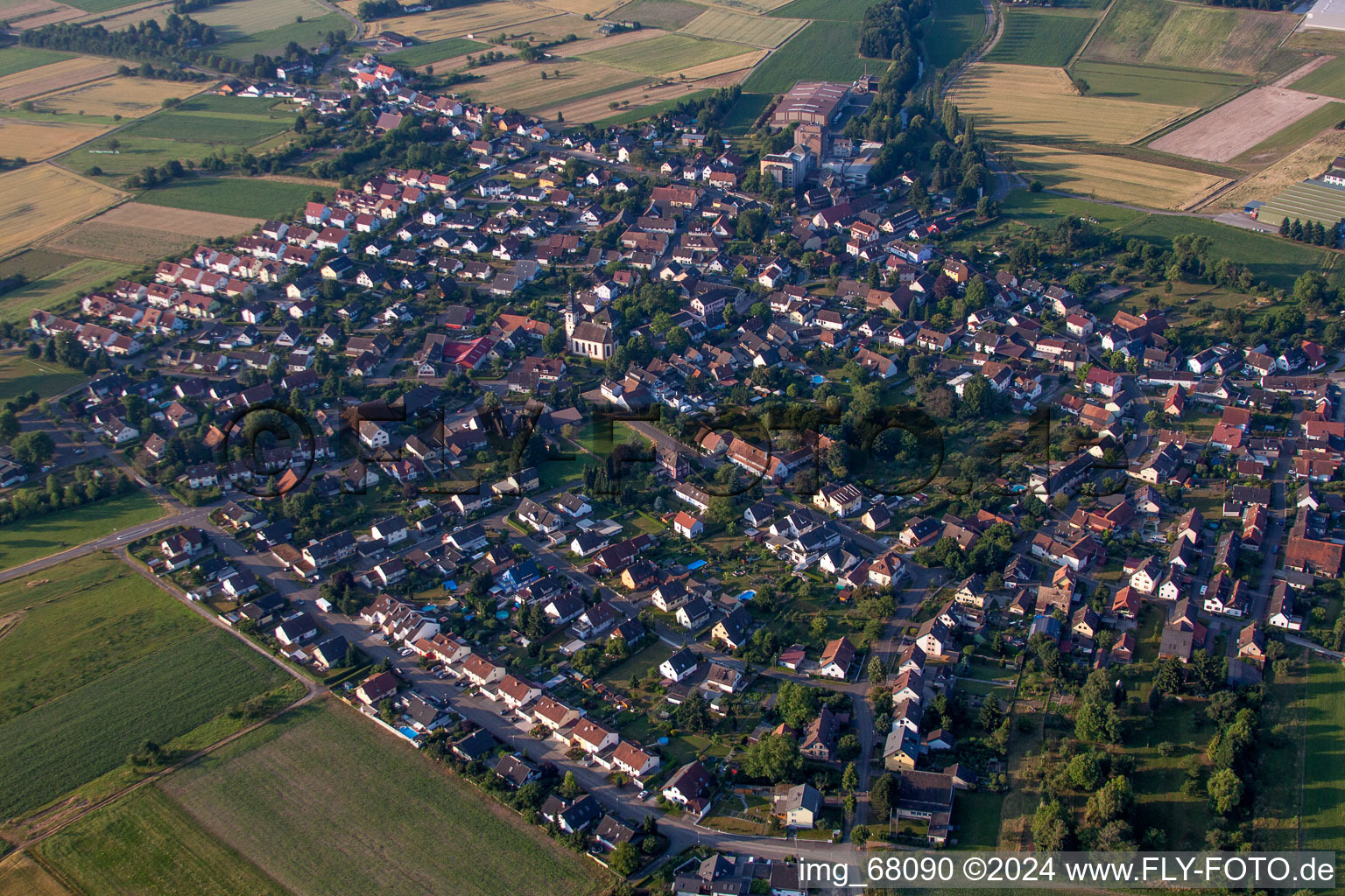 Dorf - Ansicht am Rande von landwirtschaftlichen Feldern und Nutzflächen im Ortsteil Hugsweier in Lahr/Schwarzwald im Bundesland Baden-Württemberg, Deutschland