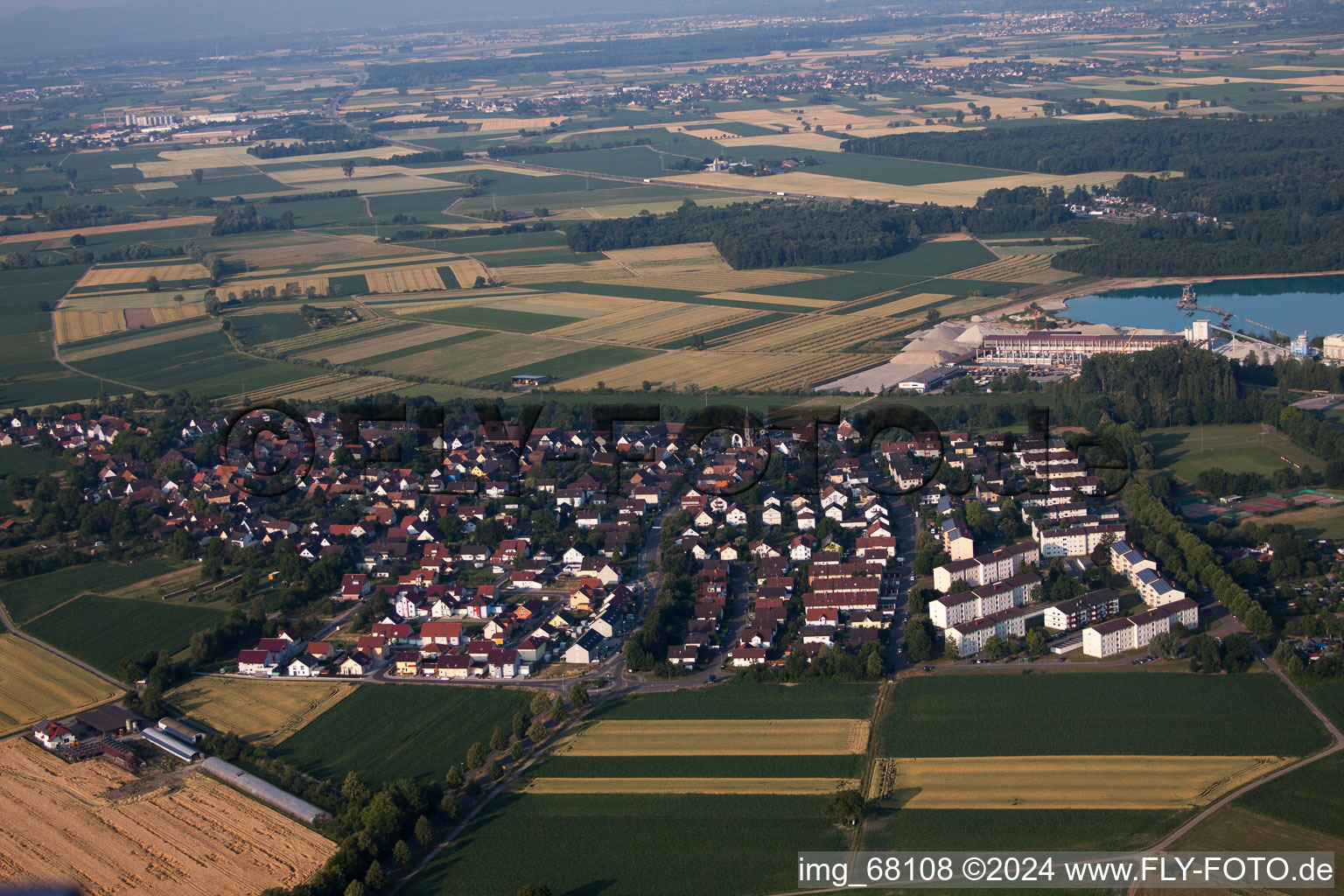 Dorf - Ansicht am Rande von landwirtschaftlichen Feldern und Nutzflächen im Ortsteil Kippenheimweiler in Lahr/Schwarzwald im Bundesland Baden-Württemberg, Deutschland