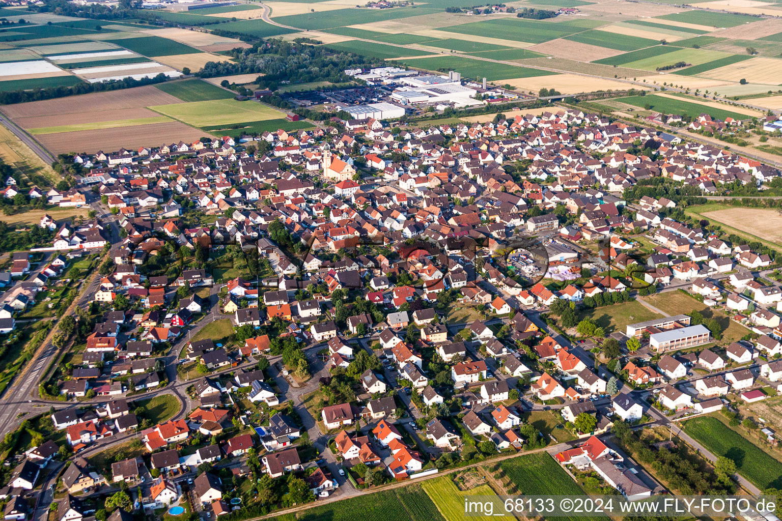 Luftbild von Ortsansicht der Straßen und Häuser der Wohngebiete in Ringsheim im Bundesland Baden-Württemberg, Deutschland
