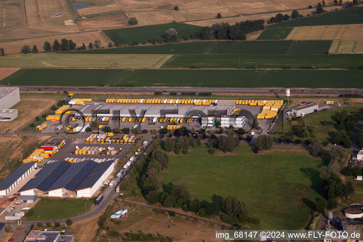 Gebäudekomplex und Logistikzentrum auf dem Gelände der DHL Global Forwarding Freight an der A5 in Herbolzheim im Bundesland Baden-Württemberg, Deutschland