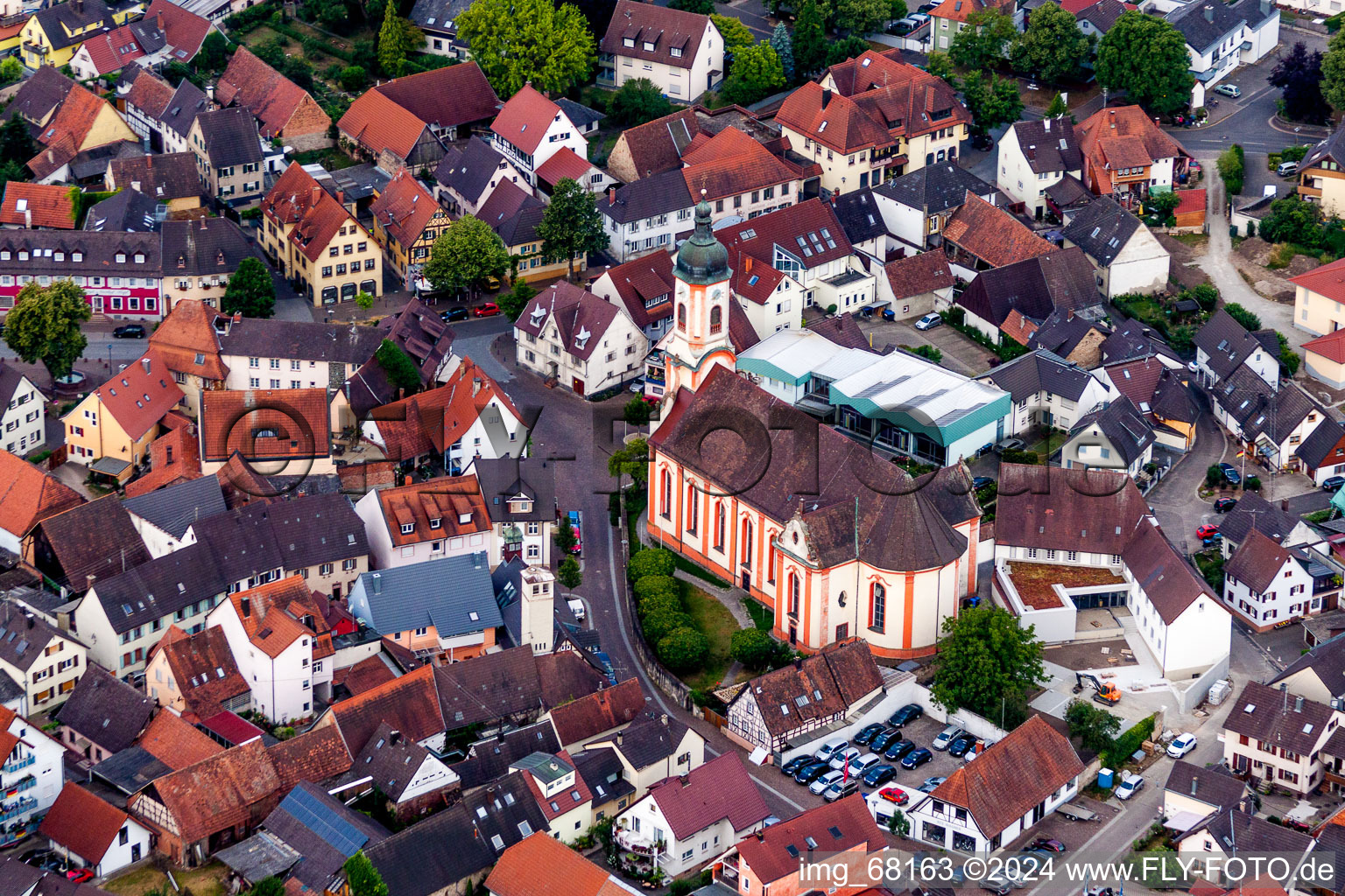 Luftbild von Kirchengebäude der St. Martin Kirche im Altstadt- Zentrum der Innenstadt in Riegel am Kaiserstuhl im Bundesland Baden-Württemberg, Deutschland