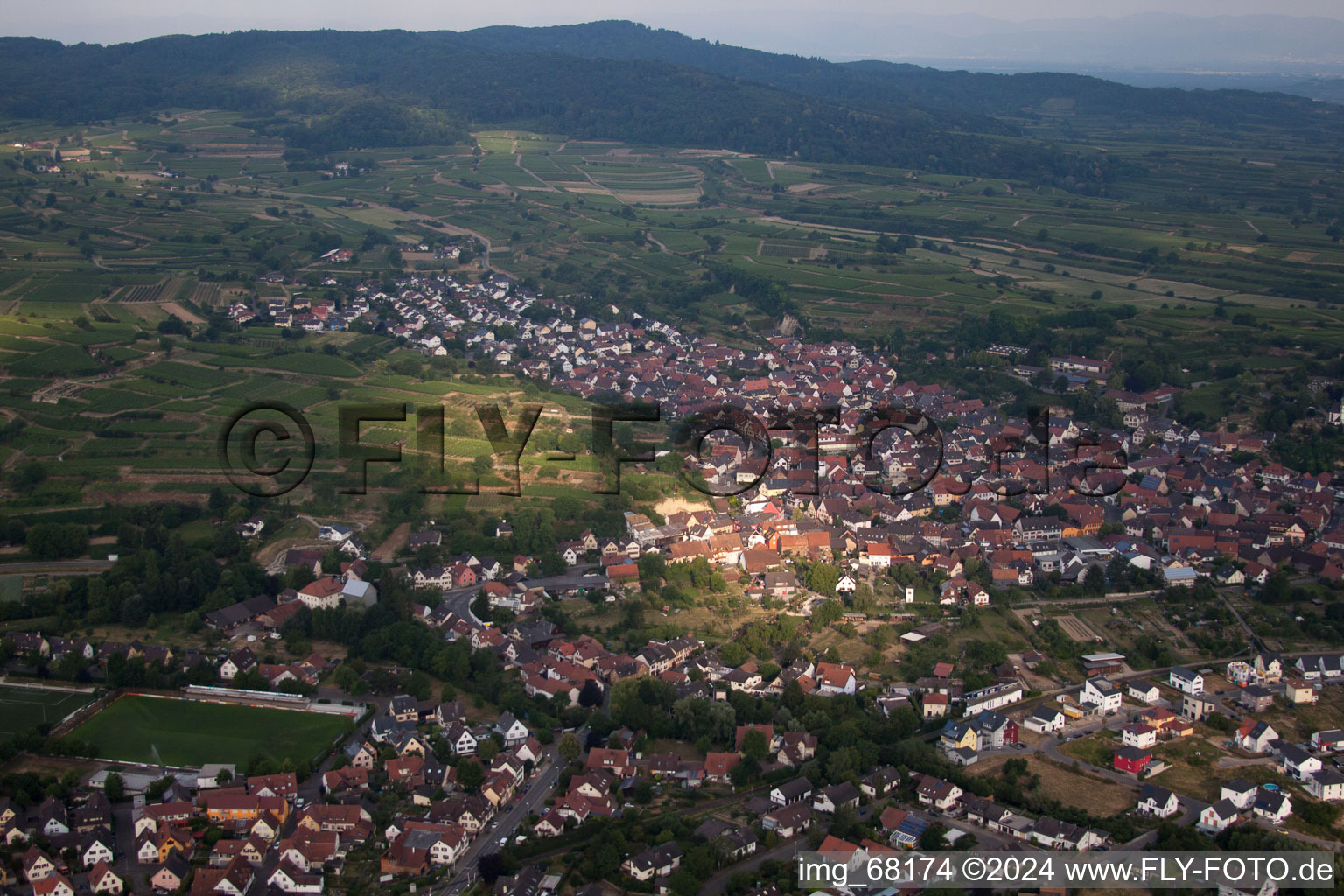 Luftbild von Ortsansicht der Straßen und Häuser der Wohngebiete in Bahlingen am Kaiserstuhl im Bundesland Baden-Württemberg, Deutschland