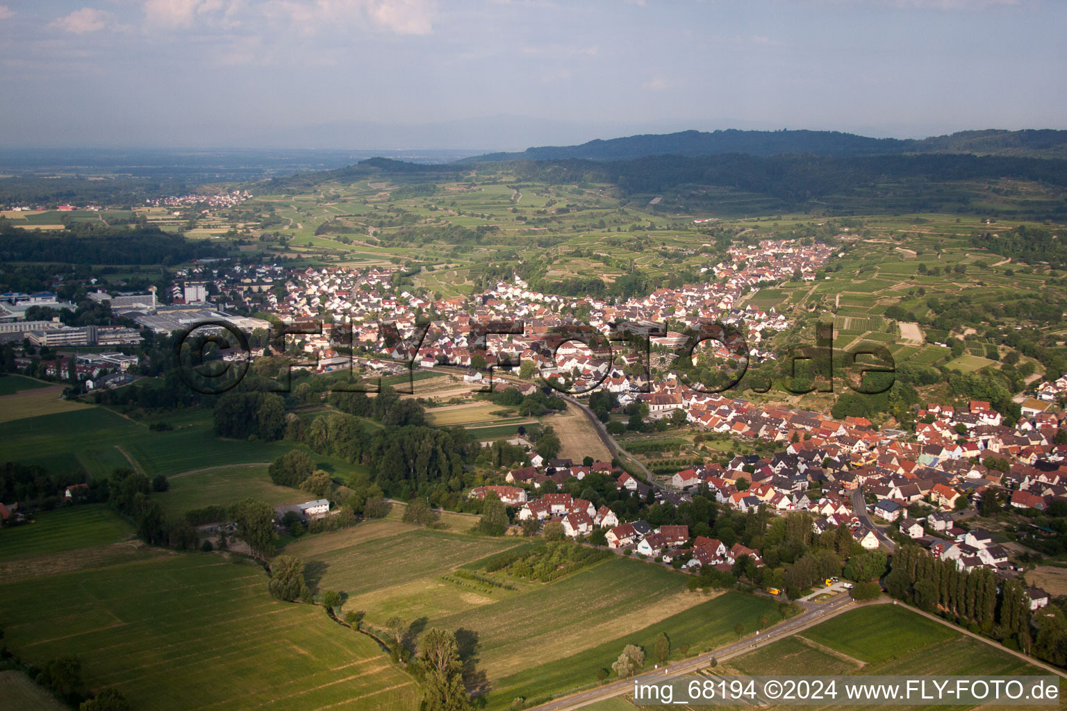 Luftbild von Ortsansicht der Straßen und Häuser der Wohngebiete in Bötzingen im Bundesland Baden-Württemberg, Deutschland