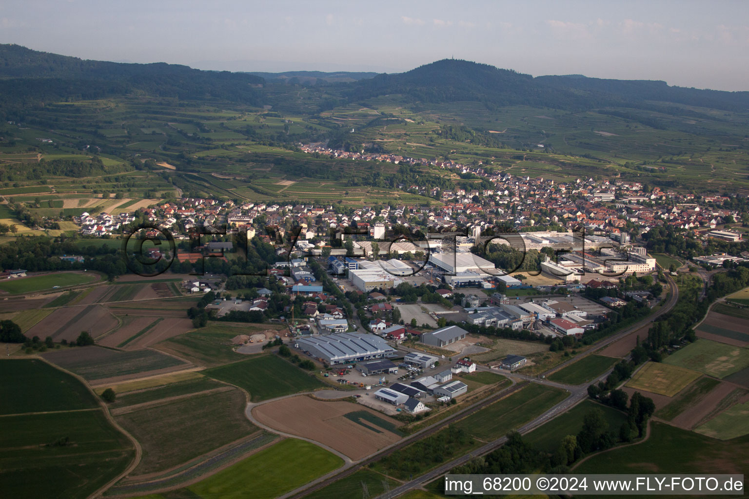 Luftaufnahme von Ortsansicht der Straßen und Häuser der Wohngebiete in Bötzingen im Bundesland Baden-Württemberg, Deutschland
