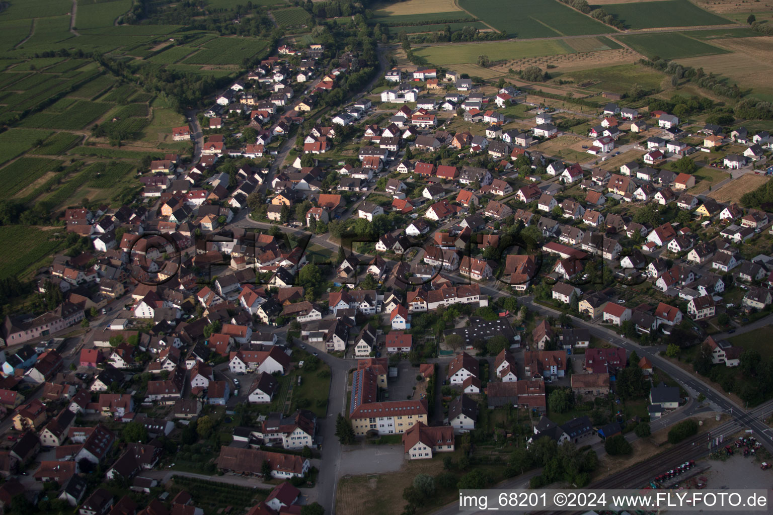 Ortsansicht der Straßen und Häuser der Wohngebiete in Gottenheim im Bundesland Baden-Württemberg, Deutschland