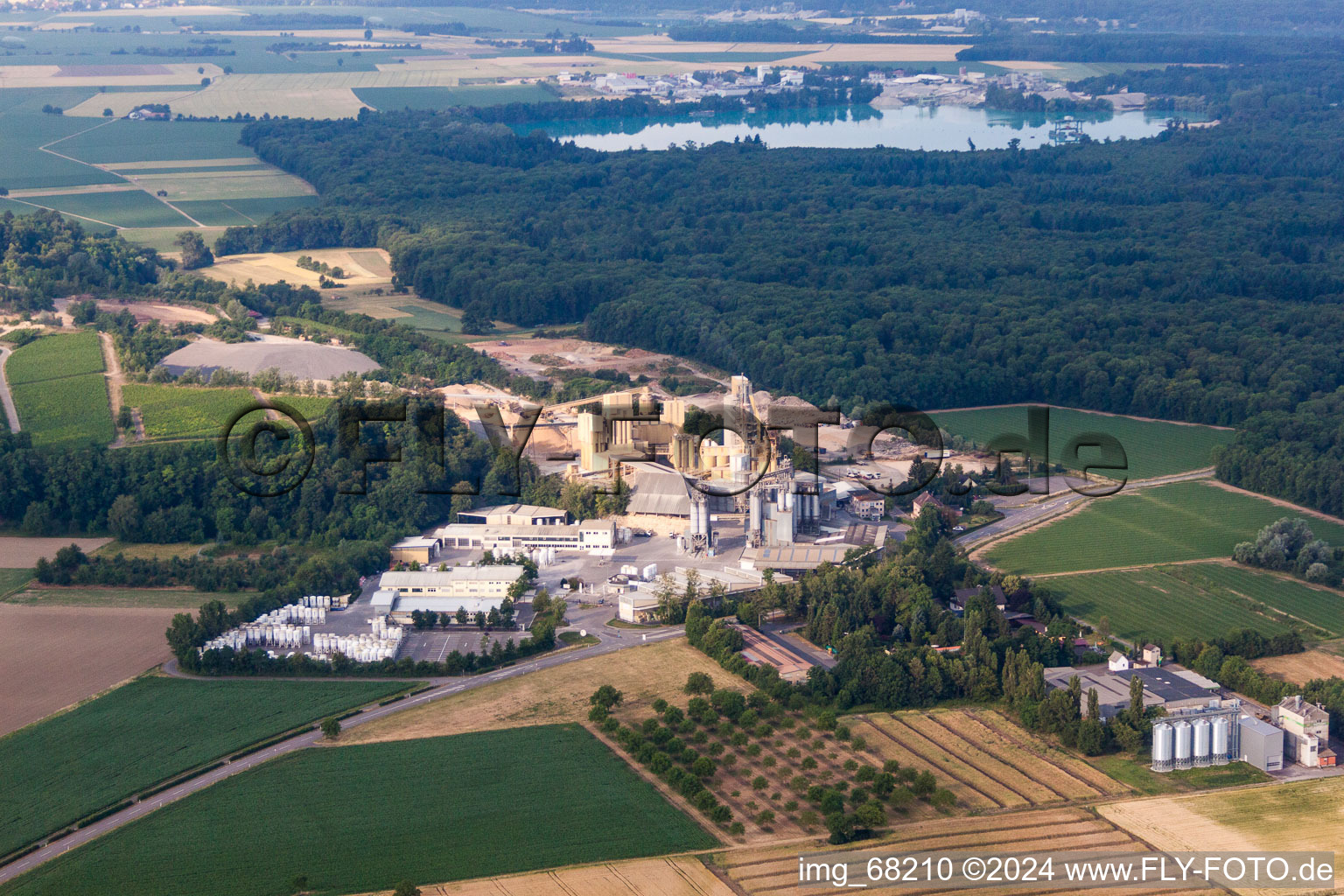 Gelände und Abraum- Flächen Zement- Tagebau und Baustoff- Werk Saint-Gobain Weber GmbH  Merdingen in Merdingen im Bundesland Baden-Württemberg, Deutschland