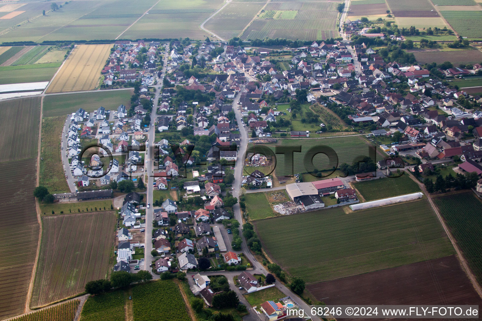 Ortsansicht der Straßen und Häuser der Wohngebiete im Ortsteil Tunsel in Bad Krozingen im Bundesland Baden-Württemberg, Deutschland