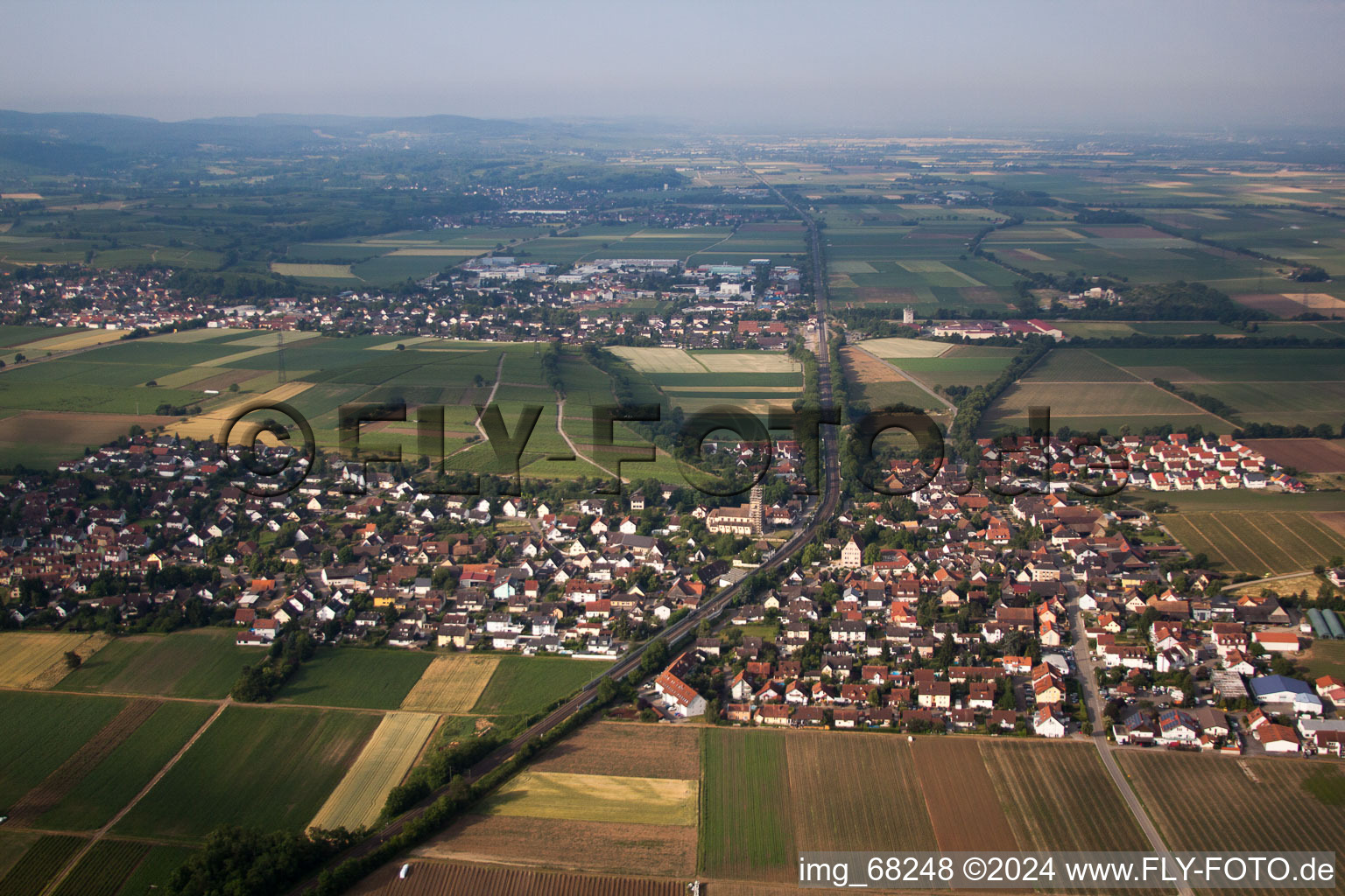 Ortsansicht der Straßen und Häuser der Wohngebiete in Eschbach im Bundesland Baden-Württemberg, Deutschland