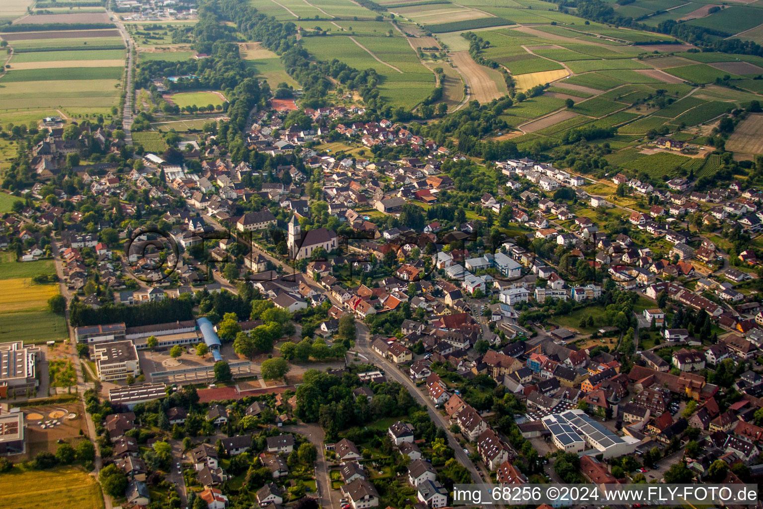 Ortsansicht der Straßen und Häuser der Wohngebiete in Heitersheim im Bundesland Baden-Württemberg, Deutschland