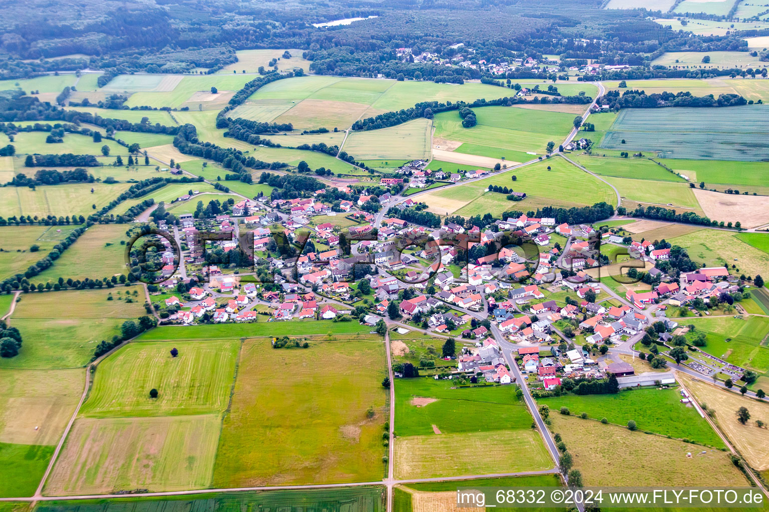 Dorf - Ansicht am Rande von landwirtschaftlichen Feldern und Nutzflächen im Ortsteil Bermuthshain in Grebenhain im Bundesland Hessen, Deutschland