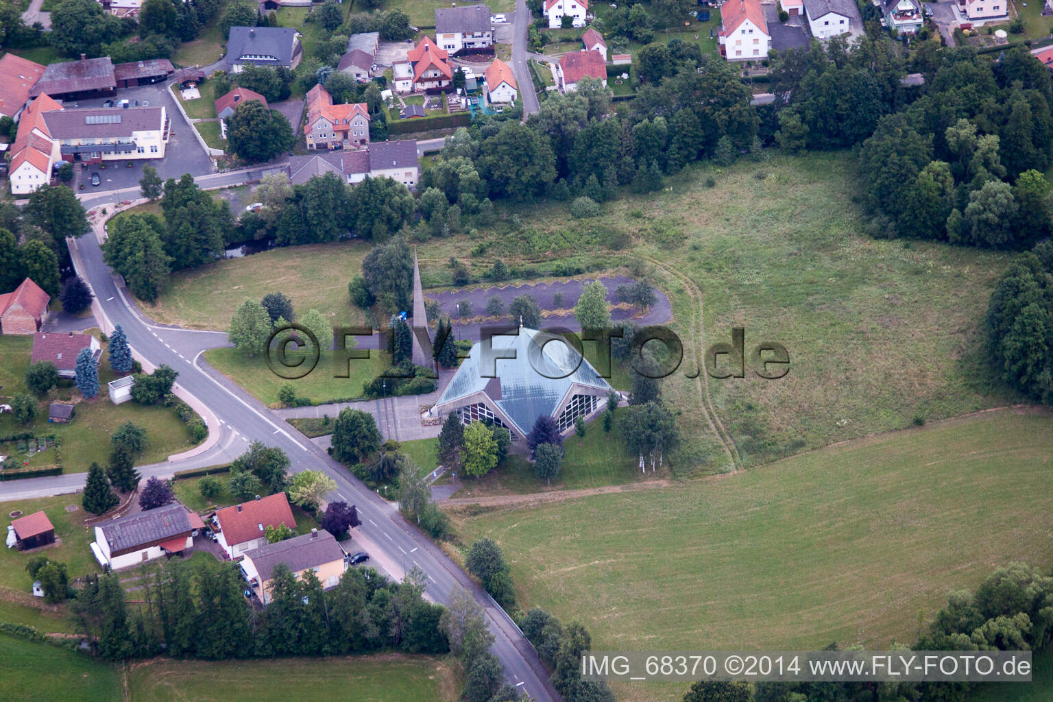 Luftbild von Kirchengebäude im Dorfkern im Ortsteil Welkers in Eichenzell im Bundesland Hessen, Deutschland
