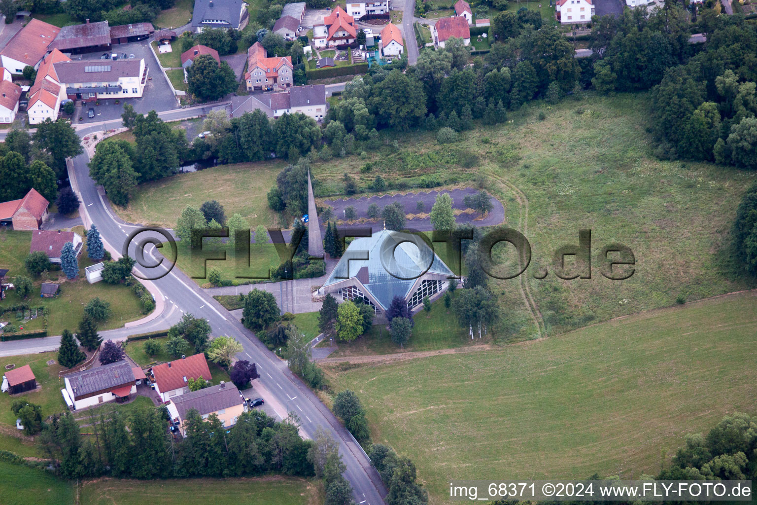 Luftaufnahme von Kirchengebäude im Dorfkern im Ortsteil Welkers in Eichenzell im Bundesland Hessen, Deutschland
