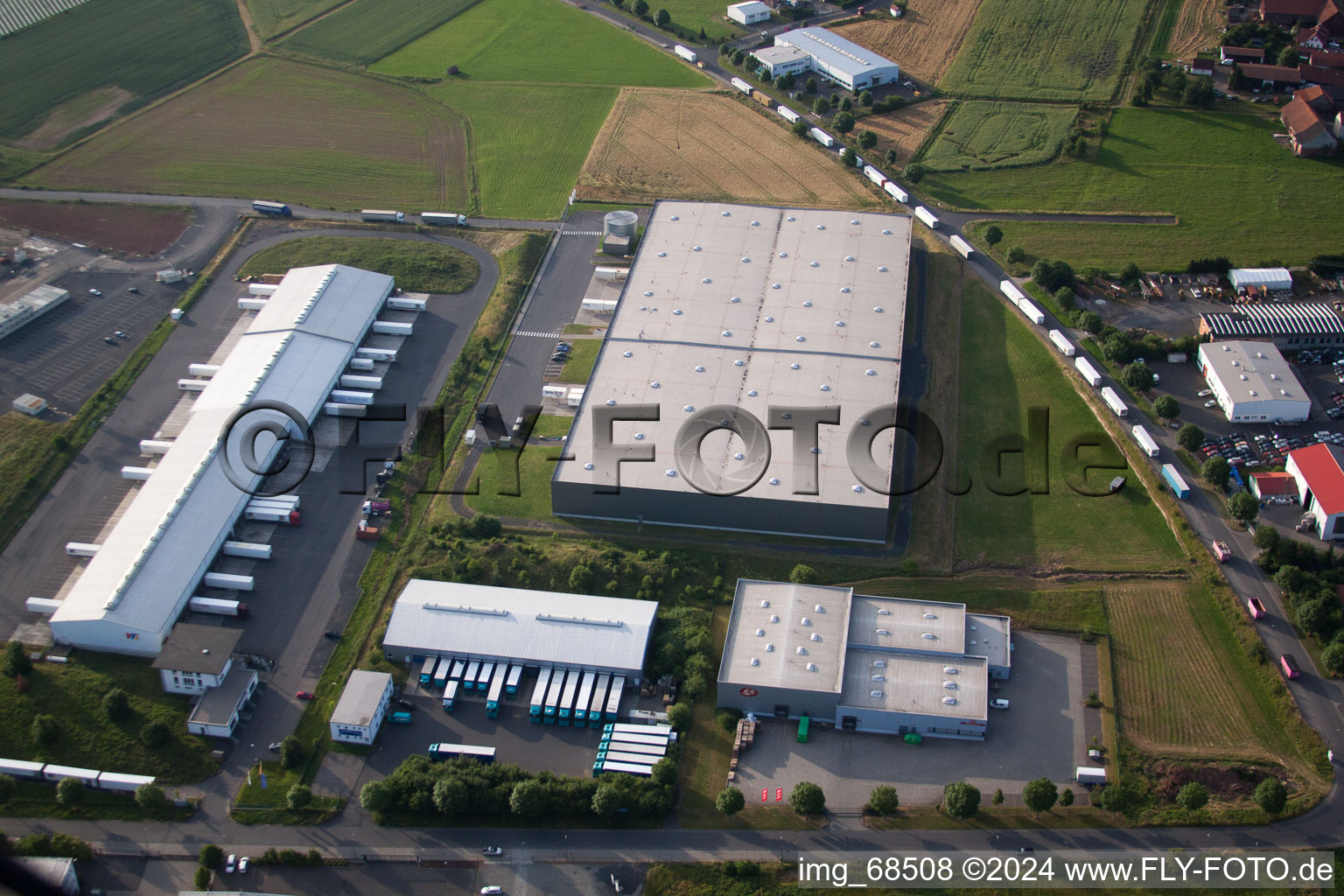 Luftbild von Lagerhallen und Speditionsgebäude der VTL Vernetzte-Transport-Logistik GmbH in Fulda im Bundesland Hessen, Deutschland