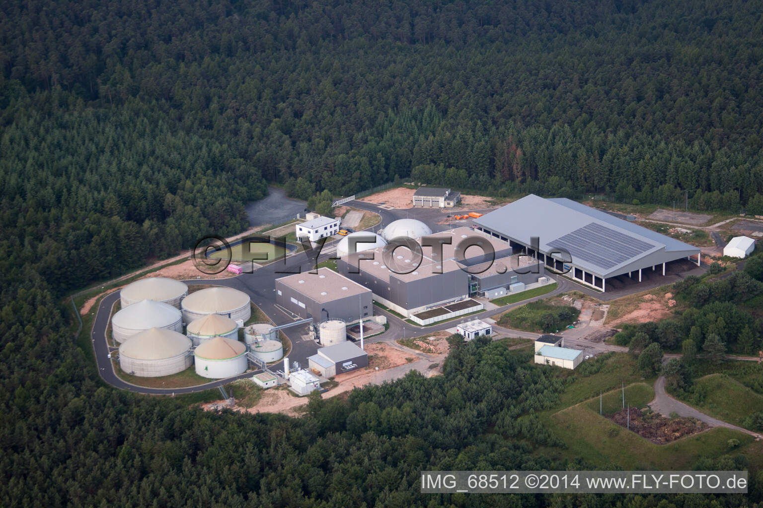 Luftbild von Gebäude und Produktionshallen auf dem Werksgelände des Chemieproduzenten Biothan GmbH im Ortsteil Kleinlüder in Großenlüder im Bundesland Hessen, Deutschland