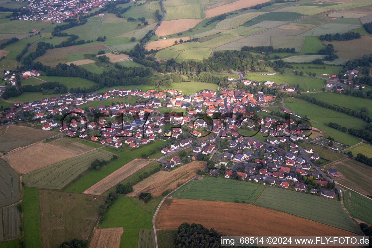 Dorf - Ansicht am Rande von landwirtschaftlichen Feldern und Nutzflächen im Ortsteil Kleinlüder in Großenlüder im Bundesland Hessen, Deutschland