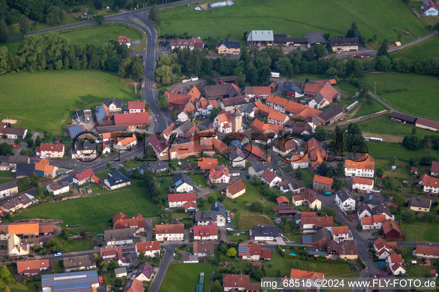 Luftbild von Dorf - Ansicht am Rande von landwirtschaftlichen Feldern und Nutzflächen im Ortsteil Kleinlüder in Großenlüder im Bundesland Hessen, Deutschland