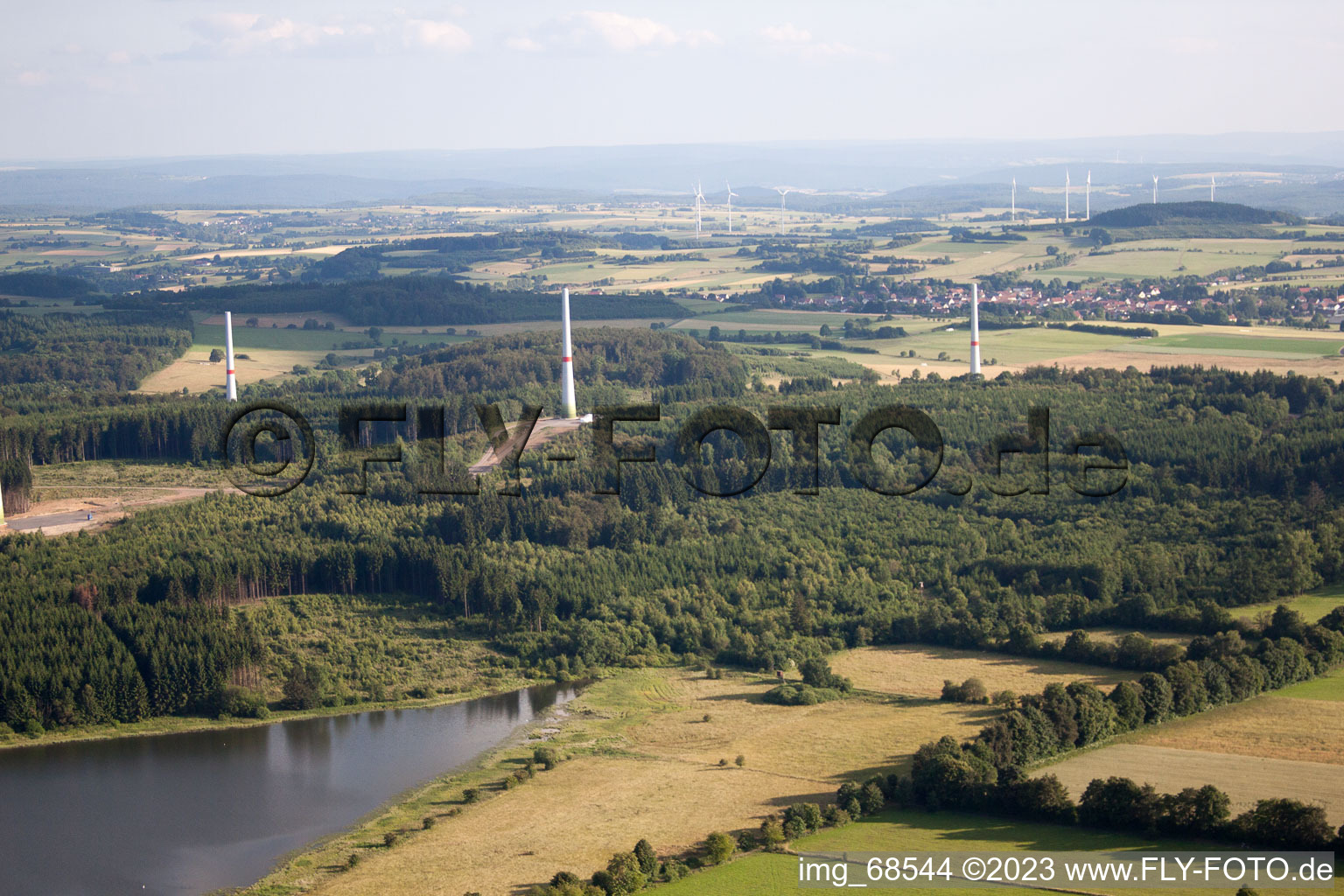 Luftbild von Baustelle zur Windrad- Turm Montage in Freiensteinau im Bundesland Hessen, Deutschland