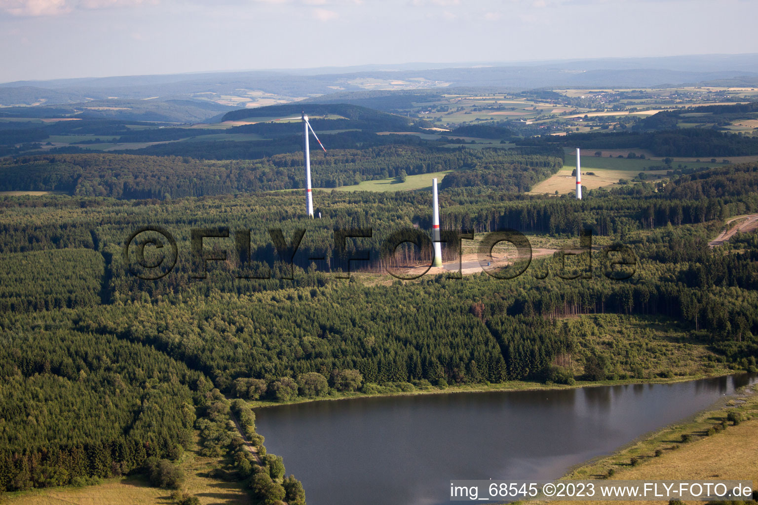 Luftaufnahme von Baustelle zur Windrad- Turm Montage in Freiensteinau im Bundesland Hessen, Deutschland