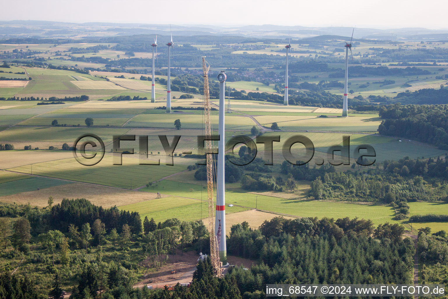 Schrägluftbild von Baustelle zur Windrad- Turm Montage in Freiensteinau im Bundesland Hessen, Deutschland