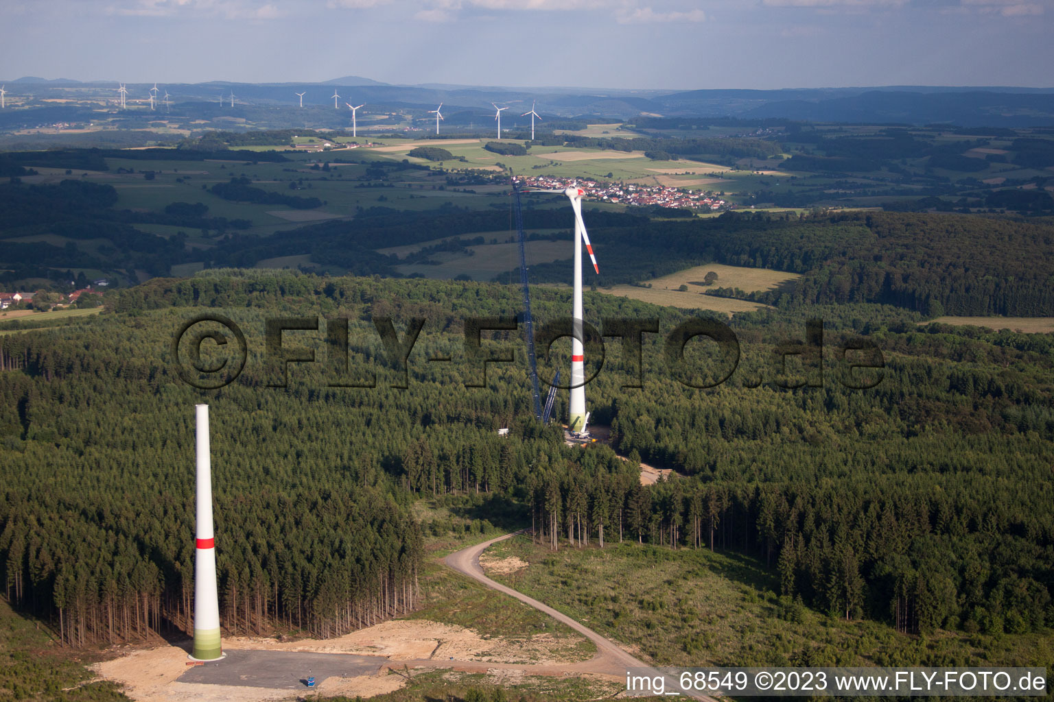 Baustelle zur Windrad- Turm Montage in Freiensteinau im Bundesland Hessen, Deutschland von oben