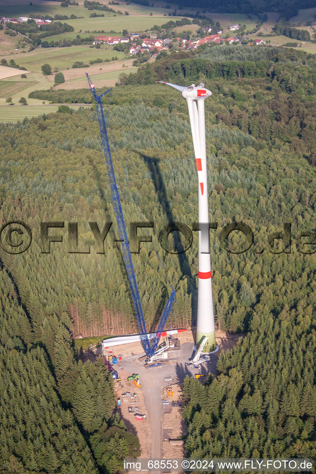 Baustelle zur Windrad- Turm Montage in Freiensteinau im Bundesland Hessen, Deutschland aus der Luft