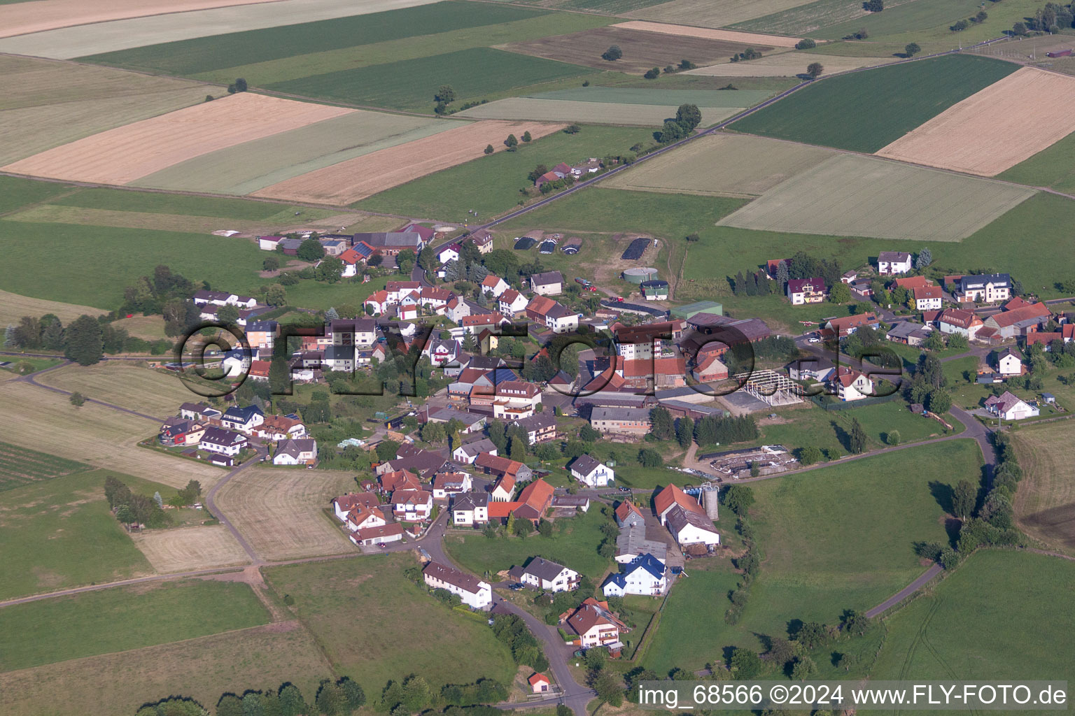 Dorf - Ansicht am Rande von landwirtschaftlichen Feldern und Nutzflächen in Sarrod im Bundesland Hessen, Deutschland