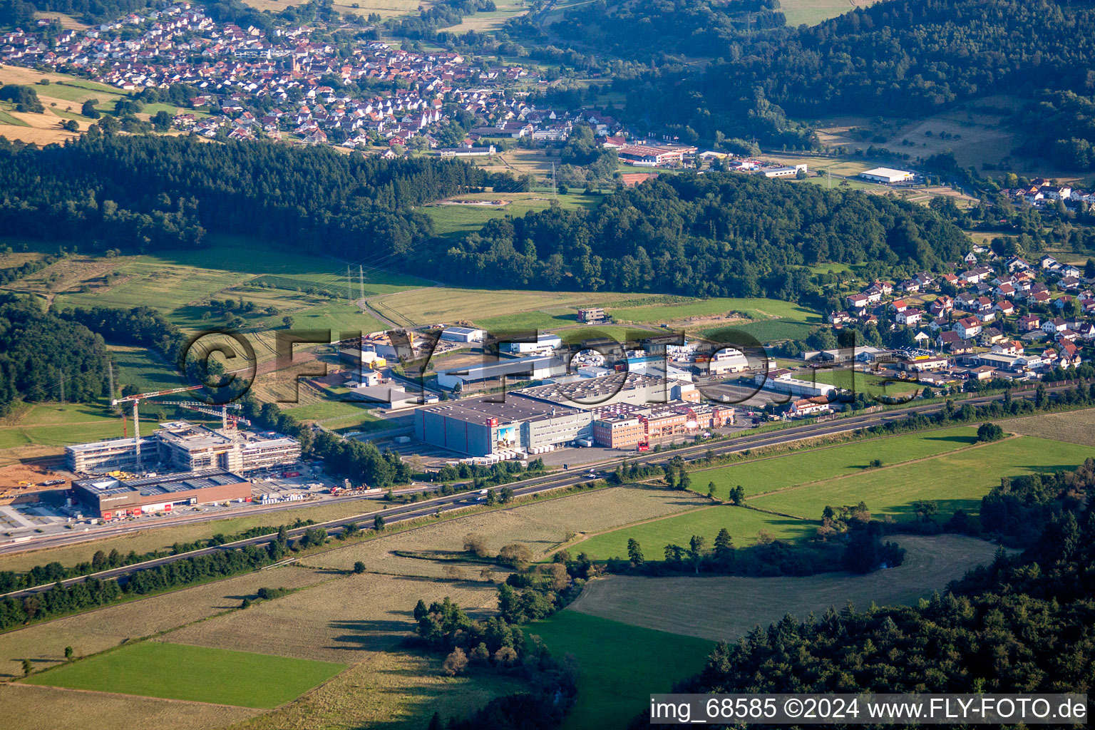 Luftbild von Gebäude und Produktionshallen auf dem Werksgelände engelbert strauss campus und store in Biebergemünd im Bundesland Hessen, Deutschland