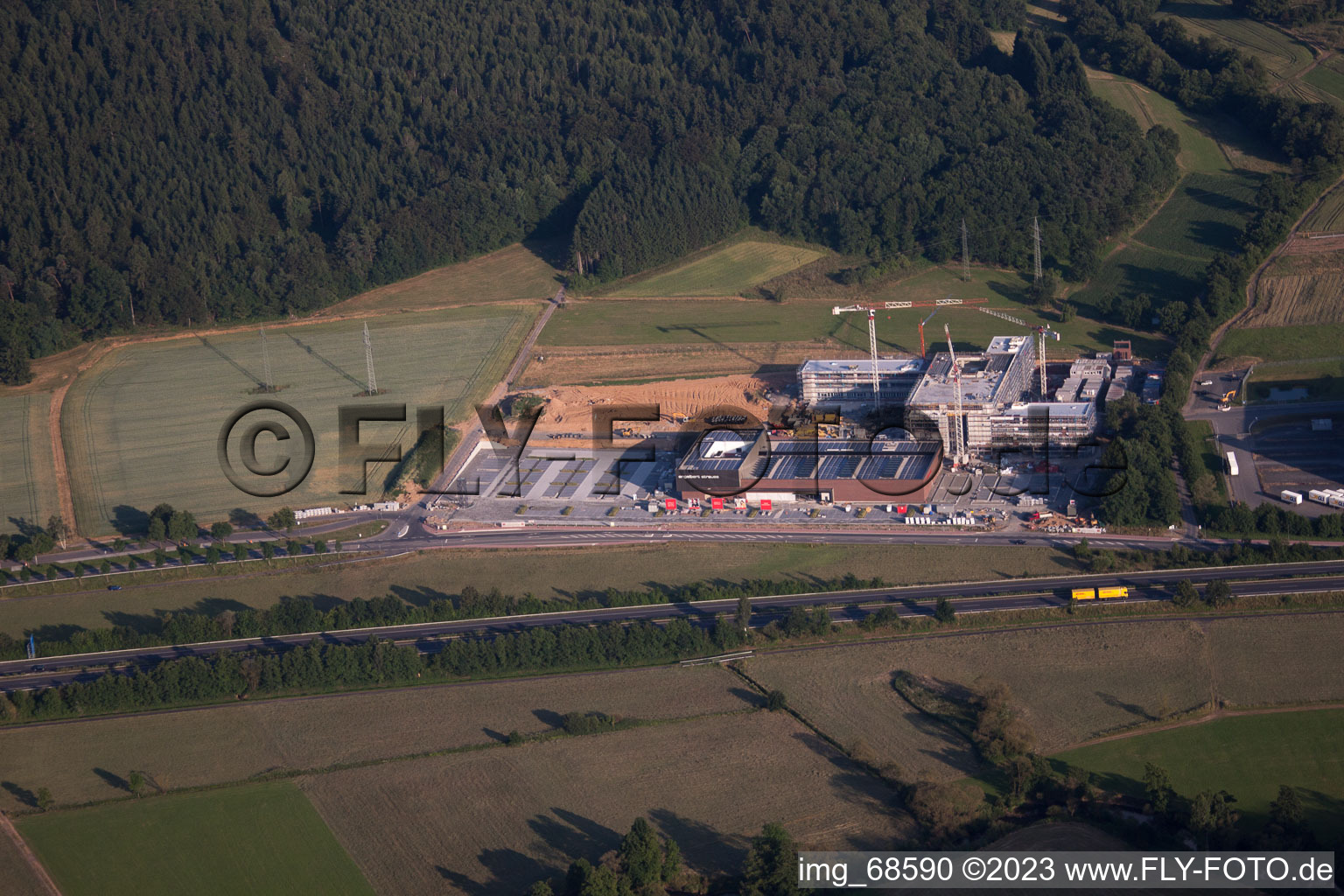 Luftbild von Gebäudekomplex und Gelände des engelbert strauss workwearstore® in Biebergemünd im Bundesland Hessen, Deutschland