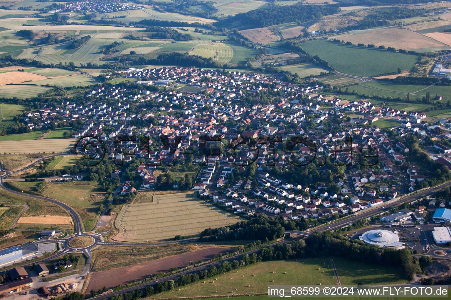 Ortsansicht der Straßen und Häuser der Wohngebiete in Gelnhausen im Bundesland Hessen, Deutschland