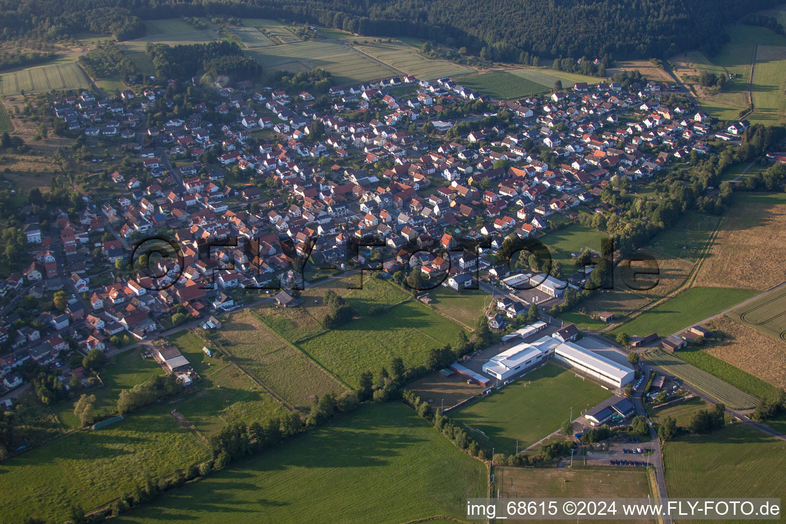Dorf - Ansicht am Rande von landwirtschaftlichen Feldern und Nutzflächen im Ortsteil Hain-Gründau in Gründau im Bundesland Hessen, Deutschland