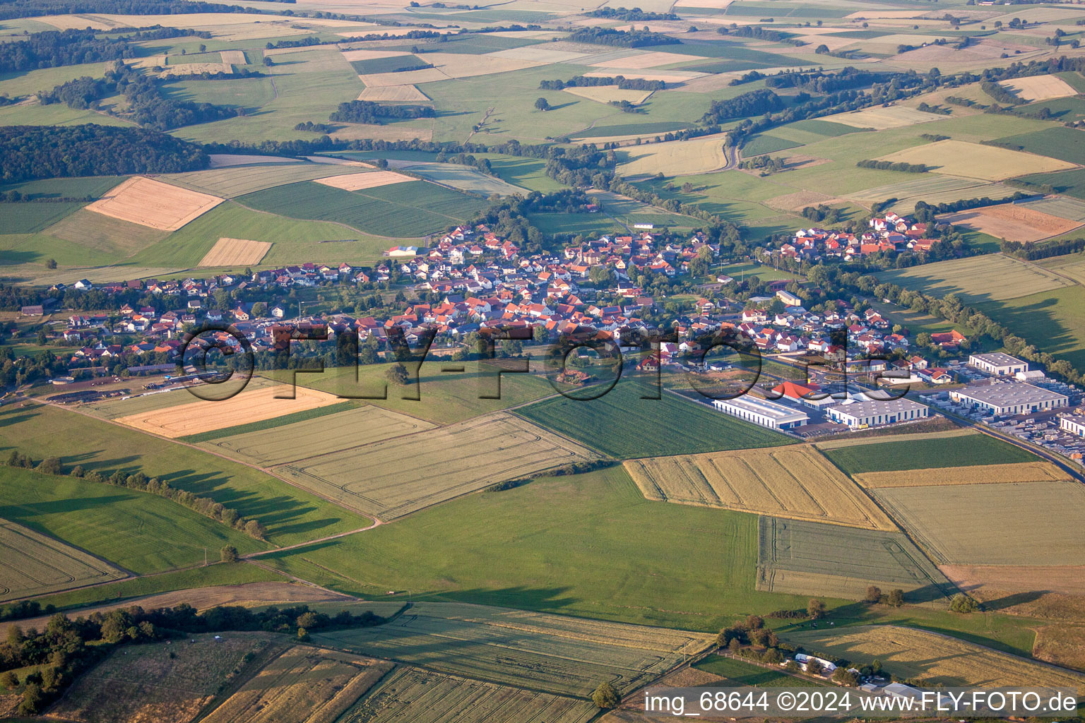 Dorf - Ansicht am Rande von landwirtschaftlichen Feldern und Nutzflächen in Kefenrod im Bundesland Hessen, Deutschland