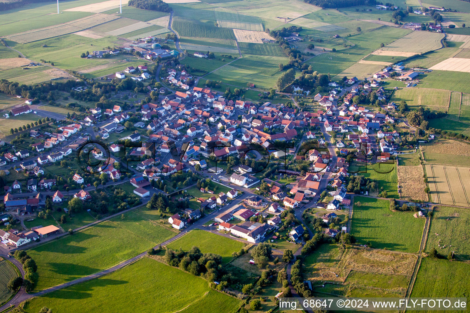 Dorf - Ansicht am Rande von landwirtschaftlichen Feldern und Nutzflächen in Wenings im Bundesland Hessen, Deutschland