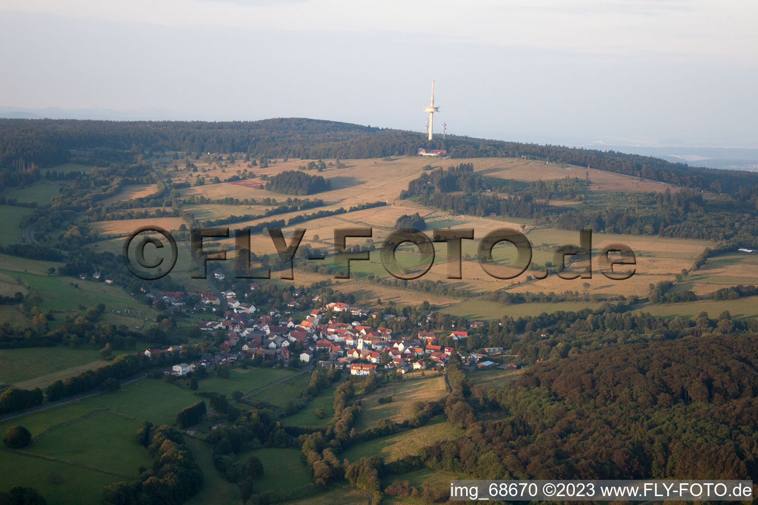 Dorf - Ansicht am Rande von landwirtschaftlichen Feldern und Nutzflächen in Breungeshain in Schotten im Bundesland Hessen, Deutschland
