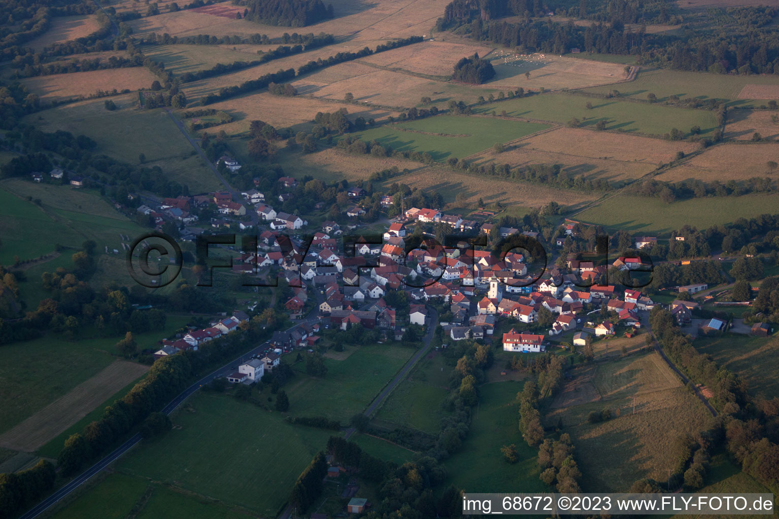 Luftbild von Dorf - Ansicht am Rande von landwirtschaftlichen Feldern und Nutzflächen in Breungeshain in Schotten im Bundesland Hessen, Deutschland