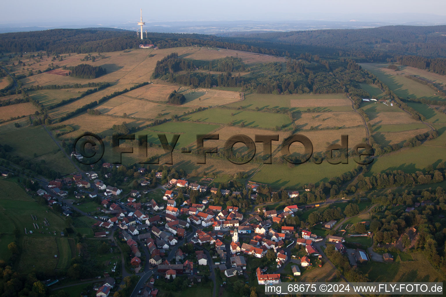 Dorf - Ansicht am Rande von landwirtschaftlichen Feldern und Nutzflächen in Breungeshain im Bundesland Hessen, Deutschland