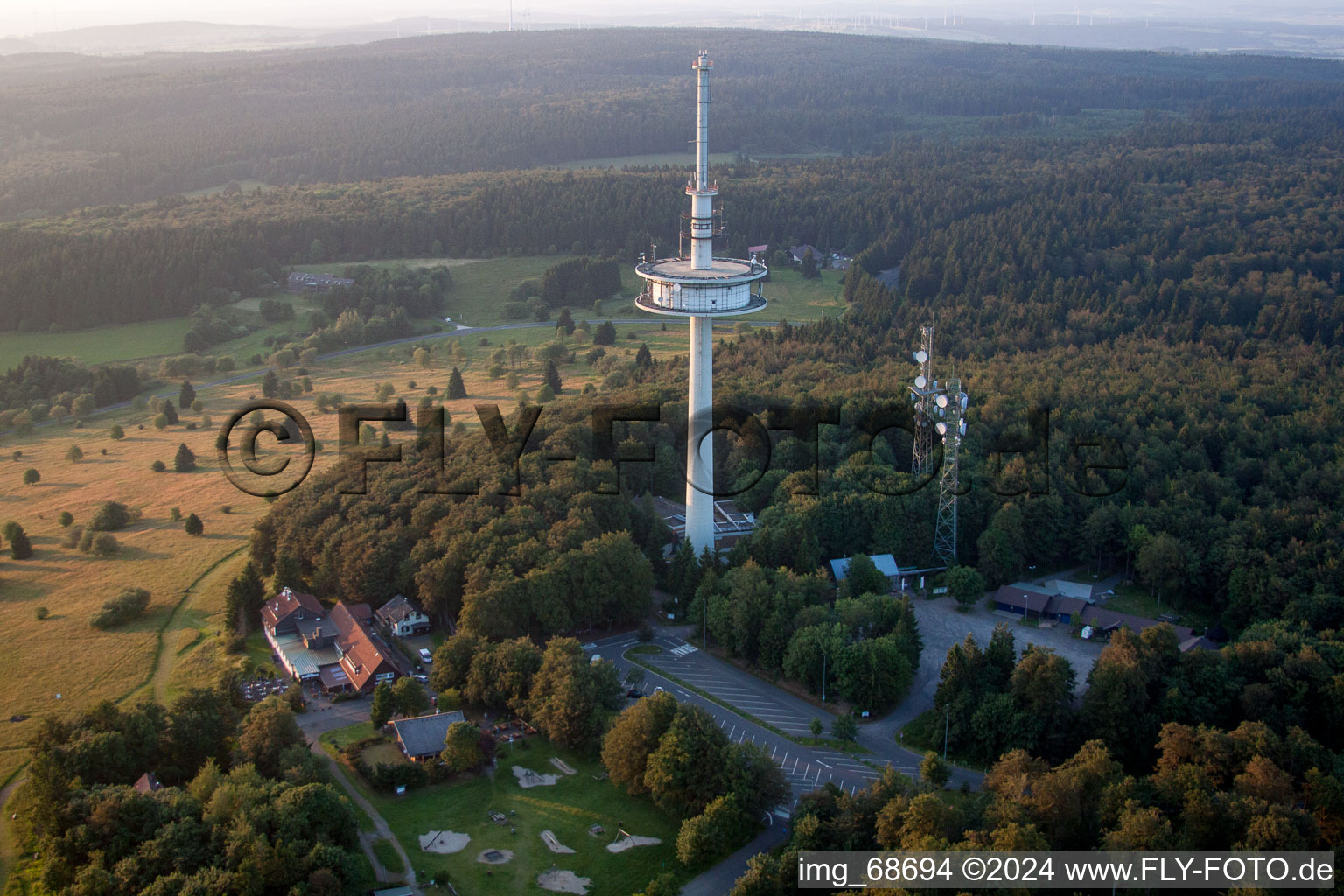 Funkturm und Sendeanlage, Sommerrodelbahn, Waldparkplatz und Ausflugslokal auf der Kuppe des Berg Hoherodskopf in Schotten im Ortsteil Breungeshain im Bundesland Hessen, Deutschland