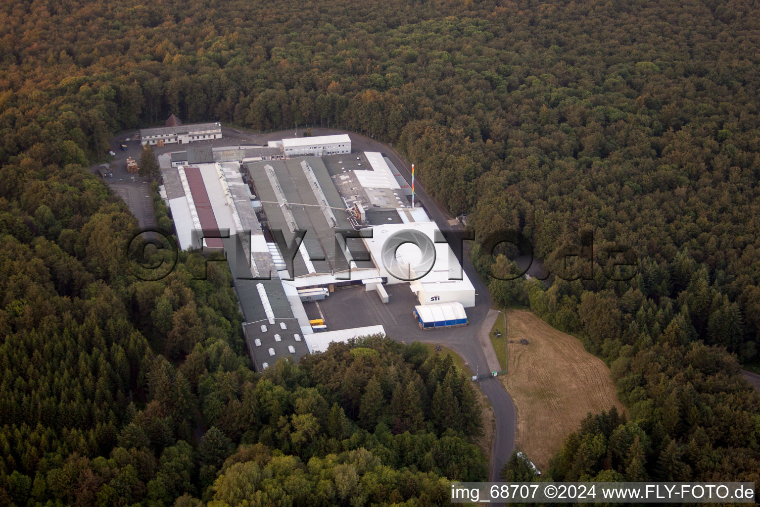 Gebäude und Produktionshallen auf dem Werksgelände STI Grebenhain Display + Verpackung GmbH in Grebenhain im Bundesland Hessen, Deutschland