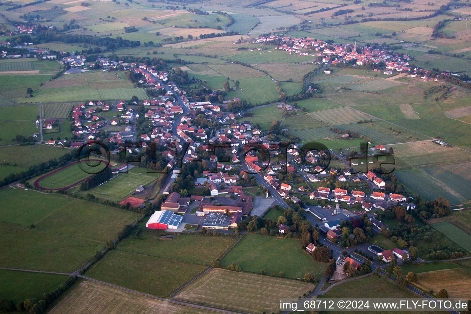 Dorf - Ansicht am Rande von landwirtschaftlichen Feldern und Nutzflächen in Grebenhain im Bundesland Hessen, Deutschland