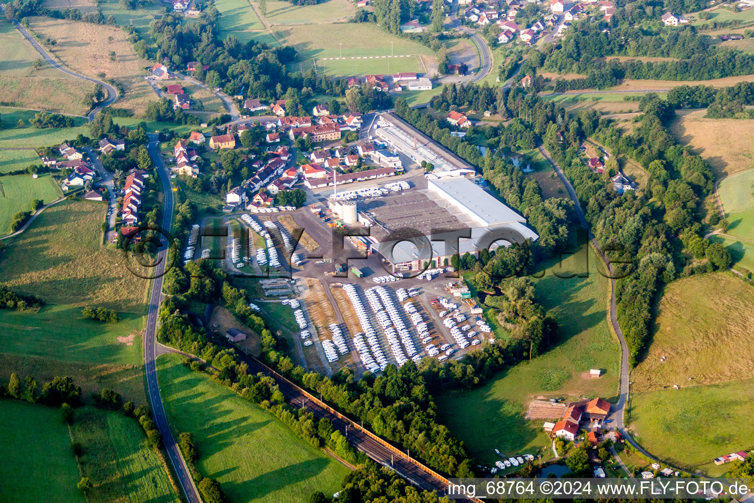 Luftbild von Gebäude und Produktionshallen auf dem Wohnmobil-,Wohnwagen-Fahrzeugbau- Werksgelände von Knaus Tabbert in Sinntal im Bundesland Hessen, Deutschland