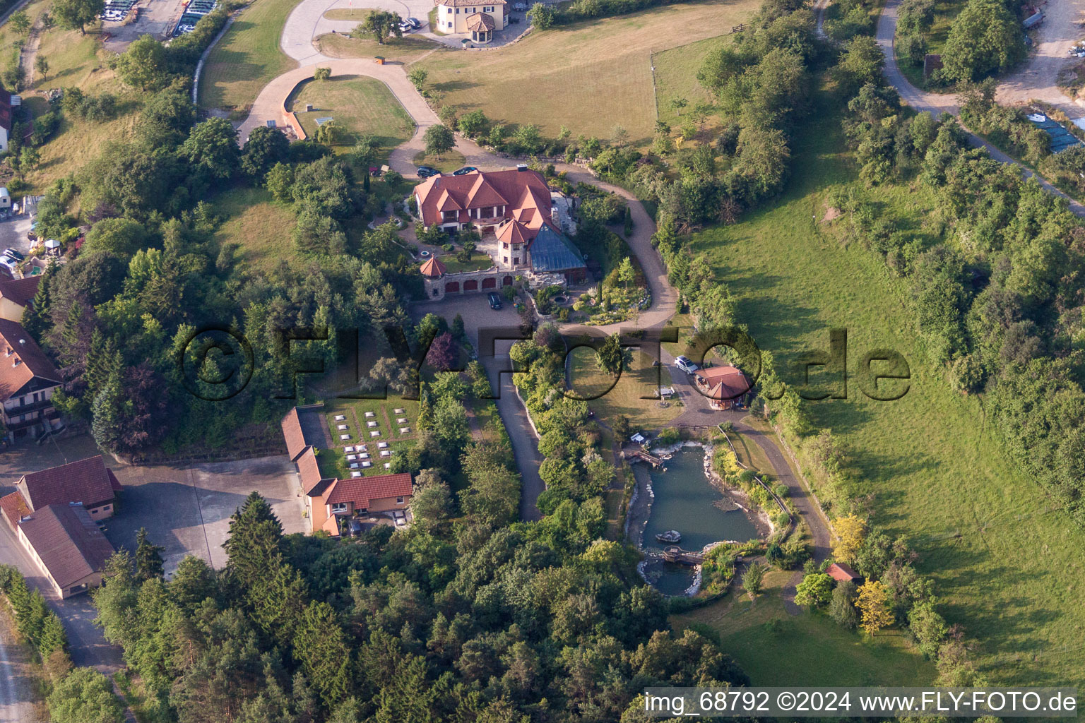 Luxus- Villa im Wohngebiet einer Einfamilienhaus- Siedlung in Oberleichtersbach im Bundesland Bayern, Deutschland