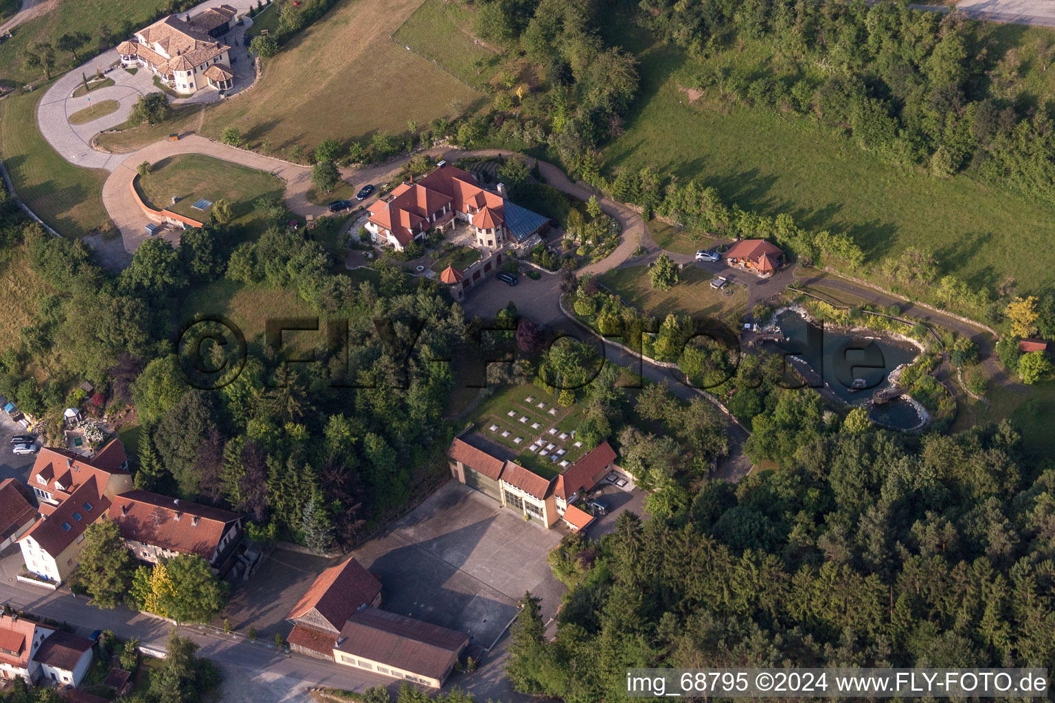 Luftbild von Luxus- Villa im Wohngebiet einer Einfamilienhaus- Siedlung in Oberleichtersbach im Bundesland Bayern, Deutschland