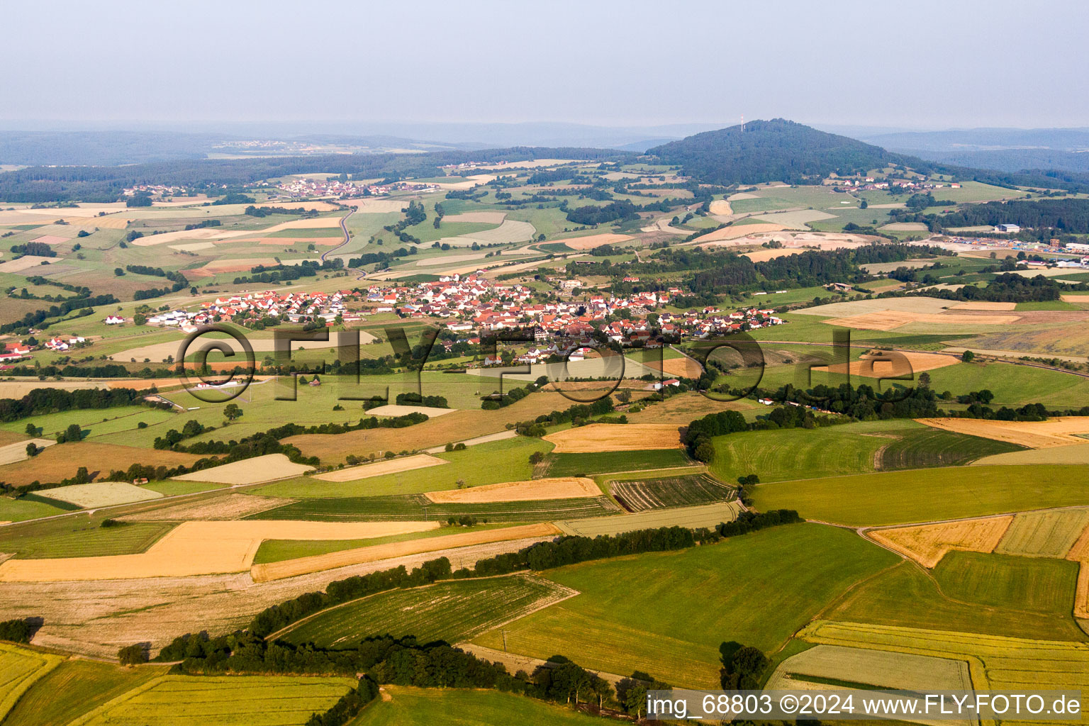 Dorf - Ansicht am Rande von landwirtschaftlichen Feldern und Nutzflächen im Ortsteil Breitenbach in Oberleichtersbach im Bundesland Bayern, Deutschland